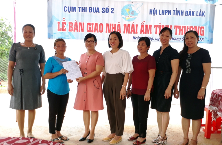 Hội LHPN huyện, trao nhà “mái ấm tình thương”.
